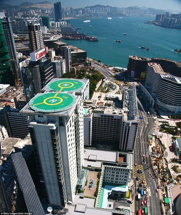 Du khách có thể chiêm ngưỡng Hong Kong (Trung Quốc) từ trên cao nhờ bãi đỗ trực thăng này. Chúng khá phổ biến ở những thành phố phát triển.