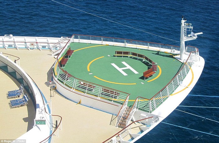 Du thuyền Celebrity Equinox với sức chứa 2.850 hành khách có một bãi đỗ trực thăng dùng để di chuyển người cần cấp cứu.