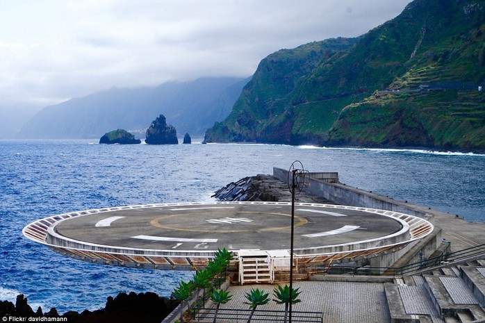 Cảng Porto Moniz ở Madeira (Bồ Đào Nha) có bãi đỗ trực thăng dùng cho du lịch và cấp cứu y tế.