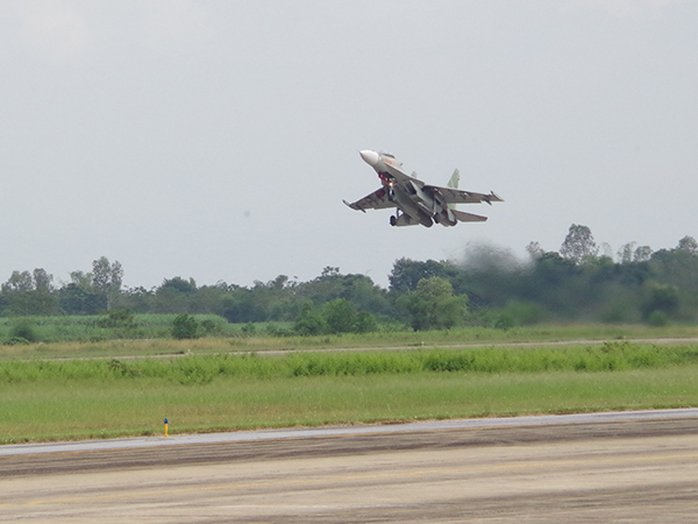 
Máy bay Su-30MK2, số hiệu 8575 cất cánh thực hiện nhiệm vụ bay huấn luyện trong một ban bay trước đó
