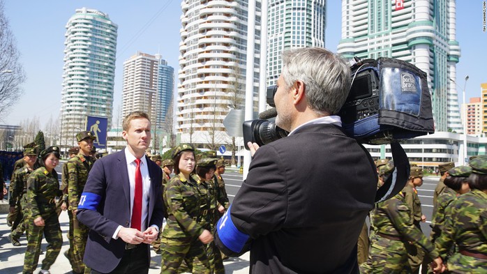 Các phóng viên nước ngoài, đeo băng vải xanh ở tay, tham dự sự kiện. Ảnh: CNN