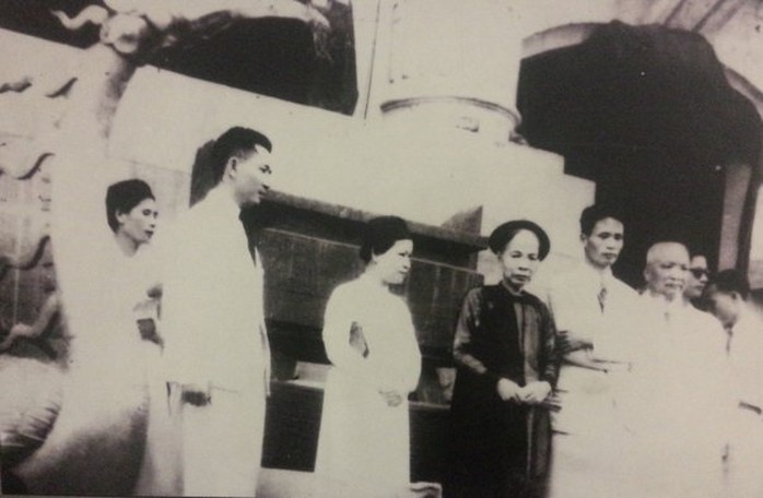 Vợ chồng doanh nhân Trịnh Văn Bô cùng mẹ tham dự Tuần lễ vàng năm 1945.