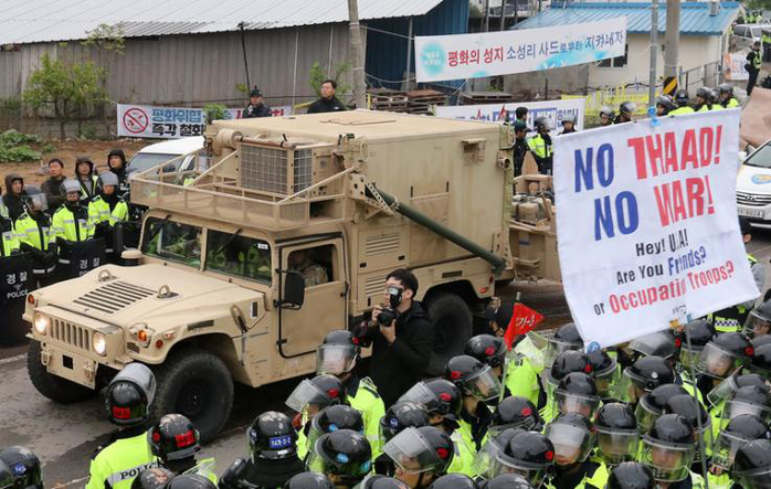 Một xe quân sự chở thiết bị hệ thống phòng thủ tầm cao giai đoạn cuối (THAAD) đến Hàn Quốc. Ảnh: Reuters