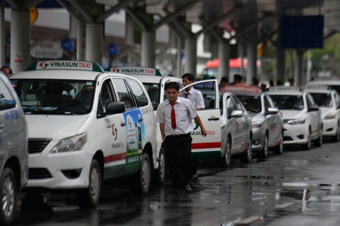 Tài xế taxi xếp hàng vào đón khách ở sân bay Tân Sơn Nhất - Ảnh: HỮU KHOA Tài xế taxi xếp hàng vào đón khách ở sân bay Tân Sơn Nhất - Ảnh: HỮU KHOA