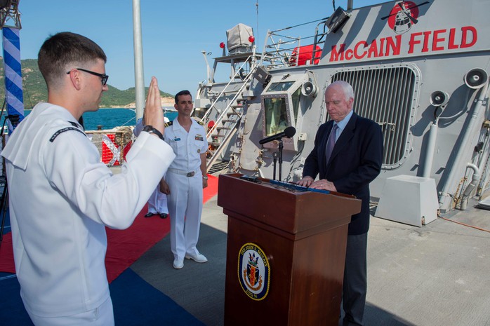 Thượng nghị sĩ John McCain thăm tàu khu trục Mỹ tại Cam Ranh - Ảnh 2.