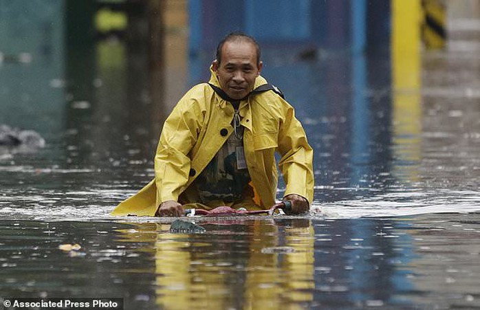 Bão vừa đổ bộ, người dân Philippines ngụp lặn trong nước lũ - Ảnh 3.