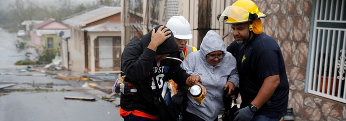 
Nhân viên cứu hộ giúp đỡ người dân ở Guayama, Puerto Rico. Ảnh: Reuters
