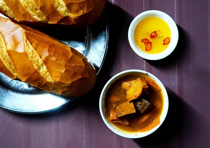 Phá lấu bò hơn 20 năm trong hẻm ở Sài Gòn - Ảnh 7. Phá lấu bò hơn 20 năm trong hẻm ở Sài Gòn - Ảnh 7.