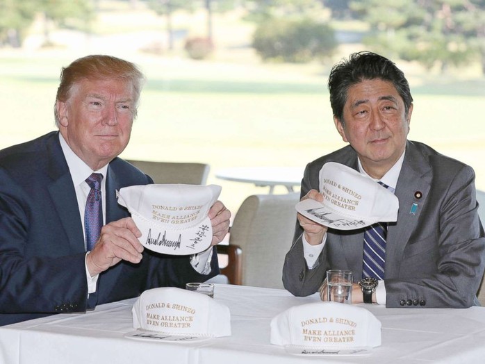 Thủ tướng Shinzo Abe tặng gì cho Tổng thống Donald Trump? - Ảnh 3.