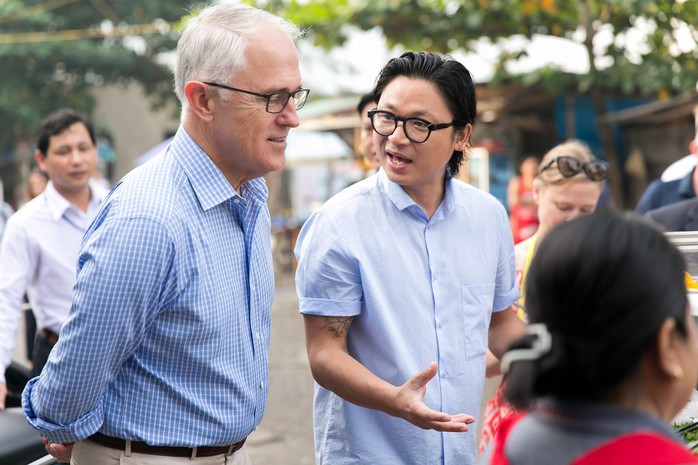 Thủ tướng Úc thích thú thưởng thức bánh mì vỉa hè Đà Nẵng - Ảnh 1.