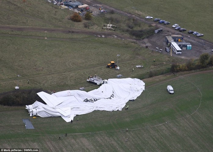 Máy bay lớn nhất thế giới gặp sự cố ở Anh - Ảnh 3.