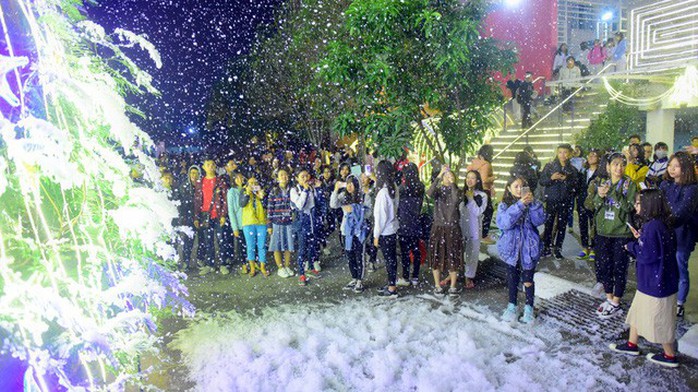 Bạn trẻ thích thú với tuyết rơi giữa Hà Nội - Ảnh 3.