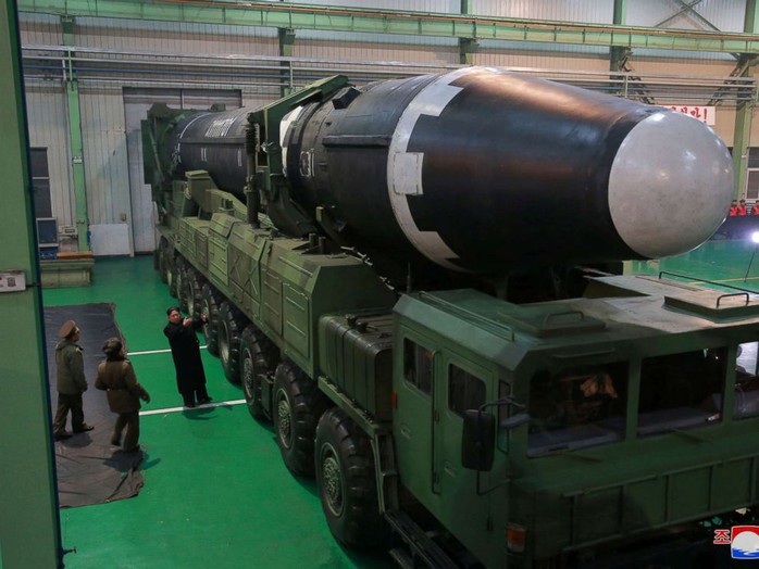 Triều Tiên khoe ảnh ông Kim Jong-un vui mừng theo dõi tên lửa - Ảnh 6.