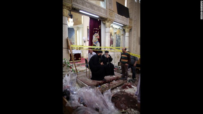 
Kênh truyền hình CBC TV cho thấy nhiều người trong nhà thờ ở Tanta vây quanh những nạn nhân nằm trên sàn dường như đã chết, các thi thể đầy máu được bao phủ bằng giấy. Đức Giáo hoàng Francis lên án vụ đánh bom kép này và gửi lời chia buồn đến Ai Cập.
