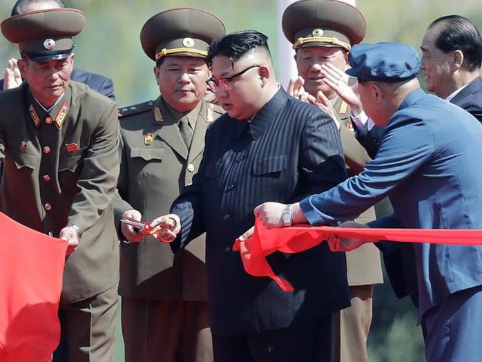 Nhà lãnh đạo Triều Tiên Kim Jong-un hôm 13-4 cắt băng khánh thành quần thể nhà ở ngay trung tâm thủ đô. Ảnh: AP