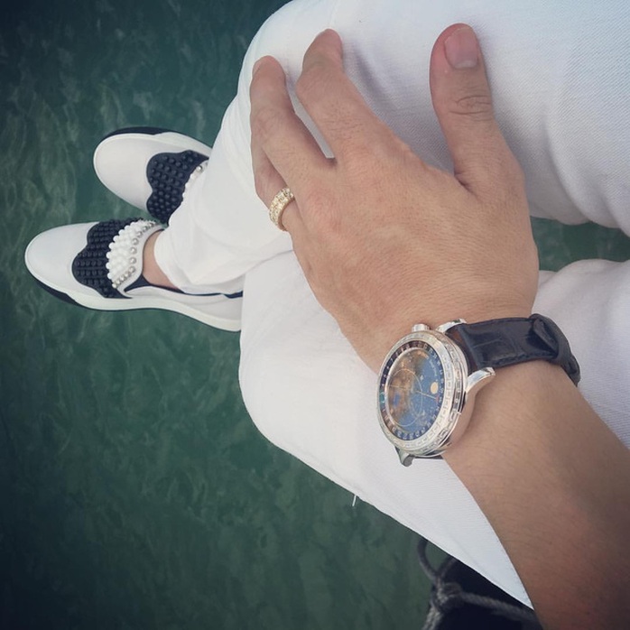 Chiếc đồng hồ Patek Philippe Geneve Sky Chart 6103G trên tay của đại gia Minh Nhựa.
