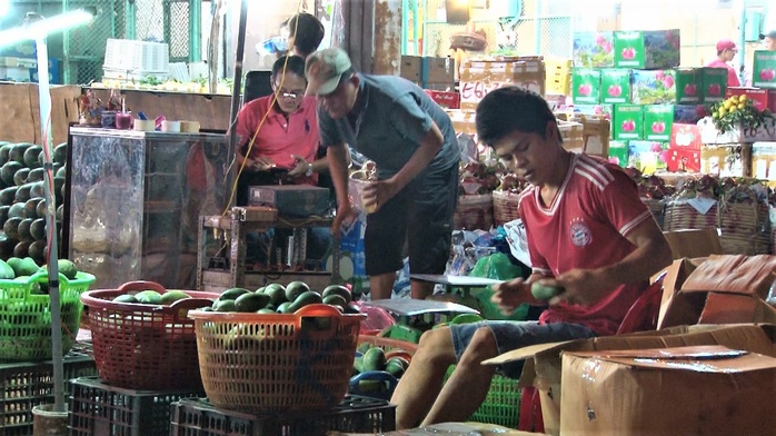 Rộn ràng cảnh mua bán ở chợ đầu mối Thủ Đức - Ảnh 5.