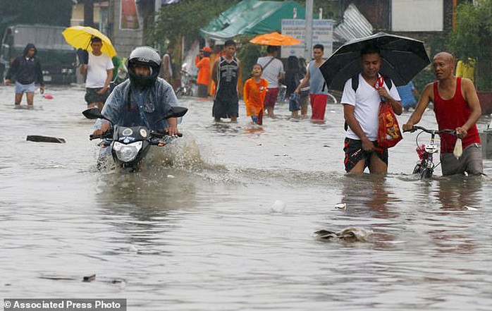 Bão vừa đổ bộ, người dân Philippines ngụp lặn trong nước lũ - Ảnh 4.