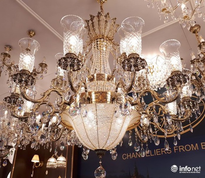 Ngắm đèn chùm giá nửa tỷ đồng thả dáng đẹp hút hồn - Ảnh 4. Ngắm đèn chùm giá nửa tỷ đồng thả dáng đẹp hút hồn - Ảnh 4.