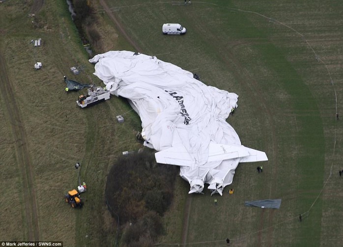 Máy bay lớn nhất thế giới gặp sự cố ở Anh - Ảnh 4.