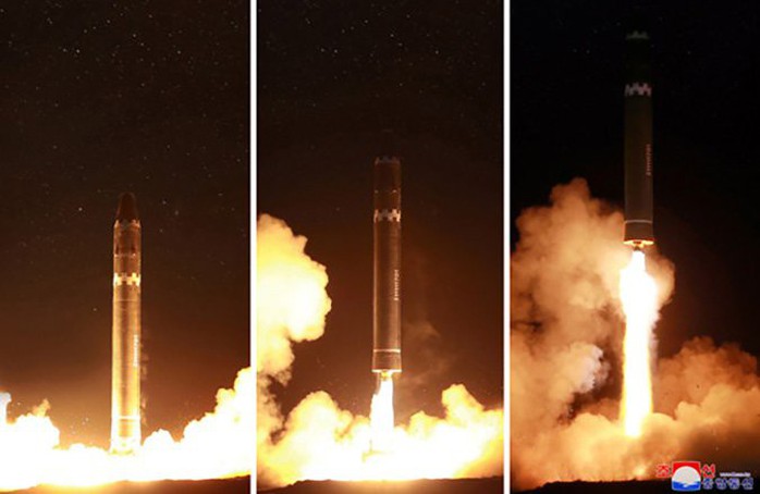 Triều Tiên khoe ảnh ông Kim Jong-un vui mừng theo dõi tên lửa - Ảnh 7.