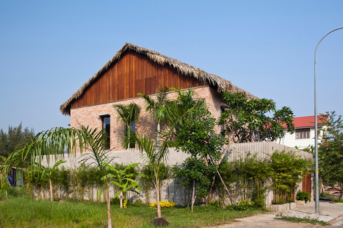 Bí ẩn sang chảnh trong ngôi nhà mái lá giữa Sài Gòn - Ảnh 5.