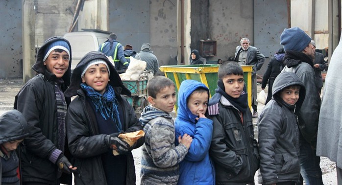 Cạn lương thực, người dân Syria phải lục thùng rác - Ảnh 5.