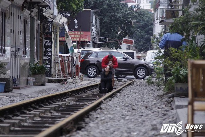 Du khách thích thú cà phê đường ray tàu hỏa Hà Nội - Ảnh 5. Du khách thích thú cà phê đường ray tàu hỏa Hà Nội - Ảnh 5.