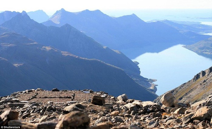 Bãi đỗ nhỏ bé này nằm trên núi ở quần đảo Lofoten, Na Uy. Từ đây, du khách có thể nhìn thấy khung cảnh những thung lũng rộng lớn phía dưới.