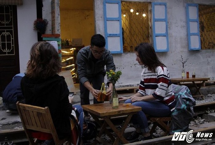 Du khách thích thú cà phê đường ray tàu hỏa Hà Nội - Ảnh 6. Du khách thích thú cà phê đường ray tàu hỏa Hà Nội - Ảnh 6.