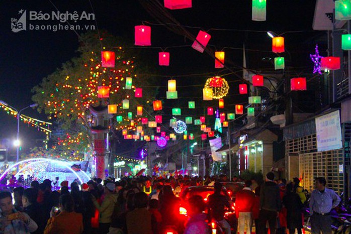 Hàng ngàn người chiêm ngưỡng giáo xứ trang trí đẹp nhất Nghệ An - Ảnh 6.