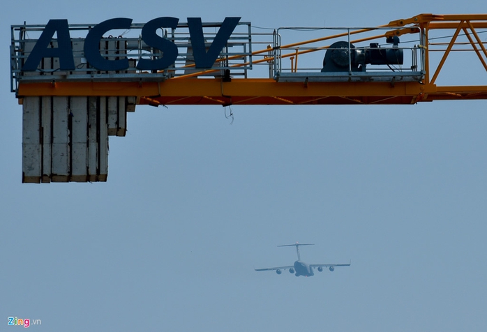 Máy bay vận tải đoàn Tổng thống Donald Trump đến Hà Nội - Ảnh 7.