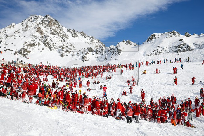 Bắt gặp hàng ngàn ông già Noel vui vẻ trên núi Alps - Ảnh 7.