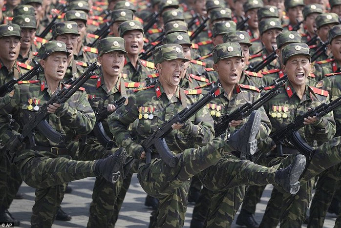 
Binh sĩ Triều Tiên hô vang khẩu hiệu trong lúc diễu binh. Ảnh: AP

