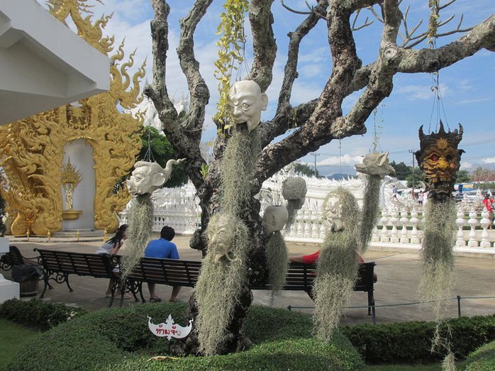 Khám phá ngôi đền trắng kỳ dị ở Thái Lan - Ảnh 8. Khám phá ngôi đền trắng kỳ dị ở Thái Lan - Ảnh 8.