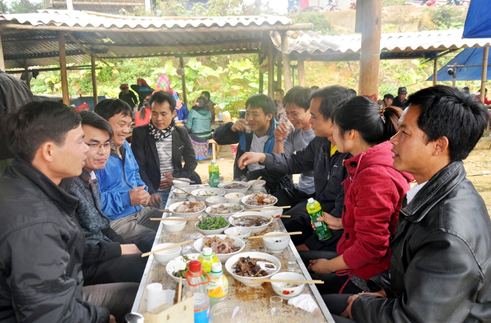 Những món ăn thử rồi ghiền tại chợ phiên Lào Cai - Ảnh 10.