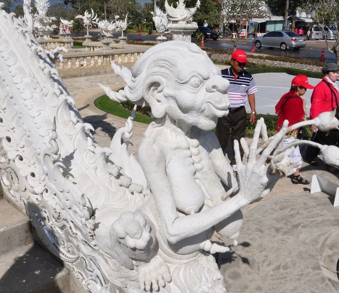 Khám phá ngôi đền trắng kỳ dị ở Thái Lan - Ảnh 9. Khám phá ngôi đền trắng kỳ dị ở Thái Lan - Ảnh 9.