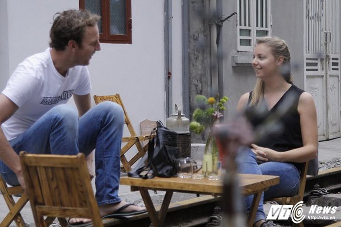 Du khách thích thú cà phê đường ray tàu hỏa Hà Nội - Ảnh 10. Du khách thích thú cà phê đường ray tàu hỏa Hà Nội - Ảnh 10.