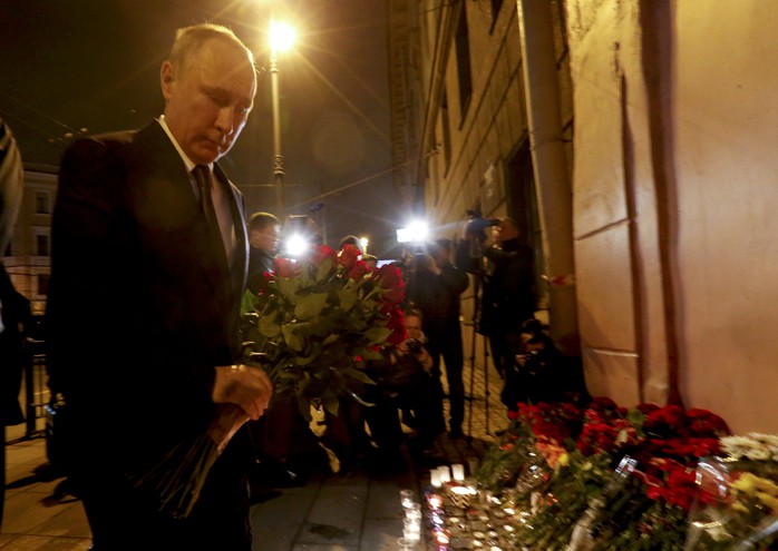 
Tổng thống Nga Vladimir Putin đặt hoa bên ngoài nhà ga Tekhnologicheskiy Institut tối 3-4. Ảnh: Retuers
