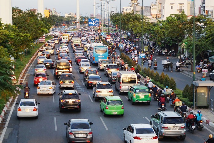 Đường Phạm Văn Đồng kẹt xe từ trưa đến tối - Ảnh 3.