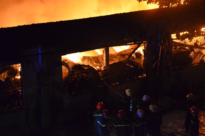 Công ty dệt may ở quận Tân Phú, TP HCM bốc cháy dữ dội - Ảnh 3.