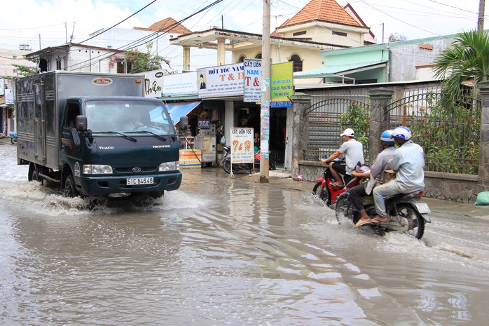 Đường biến thành ao - Ảnh 1.