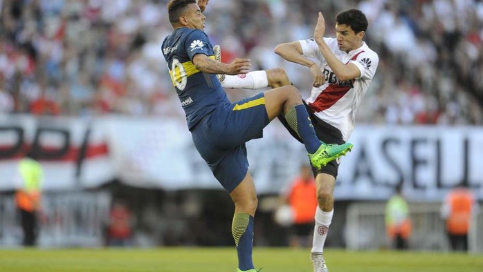 Cú kungfu của De Jong được tái hiện ở derby Argentina - Ảnh 5.