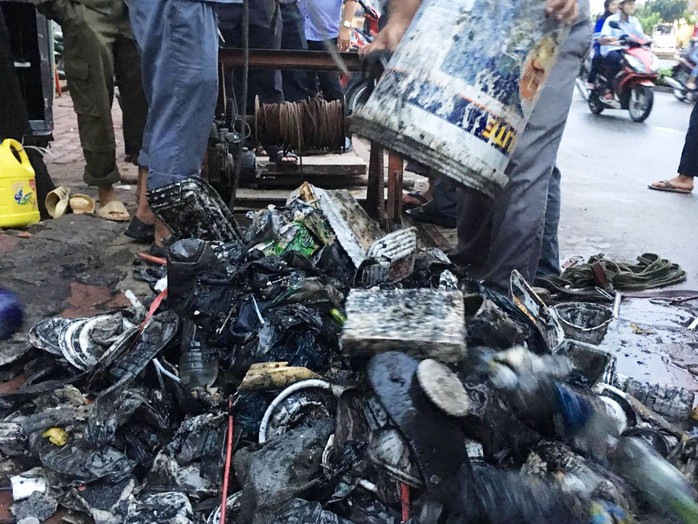 Dọn sạch rác đường Nguyễn Hữu Cảnh cho máy bơm chống ngập - Ảnh 1.
