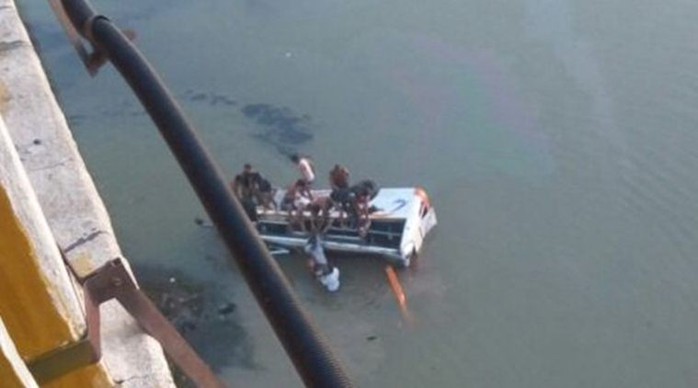 Thiếu niên lái xe buýt lao xuống sông, 33 người thiệt mạng - Ảnh 1.