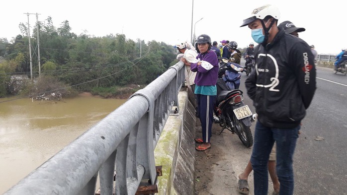 Bỏ lại xe đạp trên cầu, một học sinh lớp 11 nhảy sông tự tử - Ảnh 1.