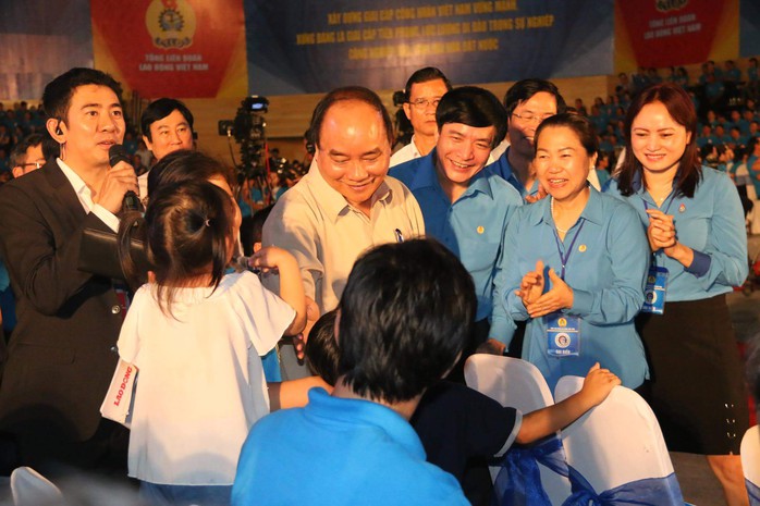 Thủ tướng Nguyễn Xuân Phúc niềm nở với công nhân