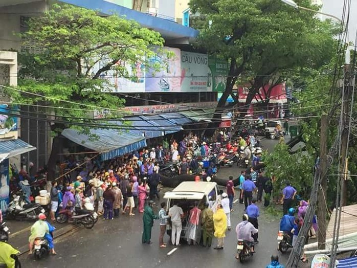 Từ Bình Định đến Đà Nẵng: Cây ngã la liệt, nhiều khu vực bị lũ chia cắt - Ảnh 15.