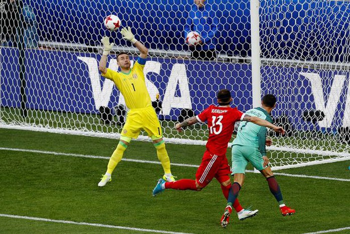 Nụ hôn đẹp của Ronaldo tại Confederations Cup 2017 - Ảnh 4.