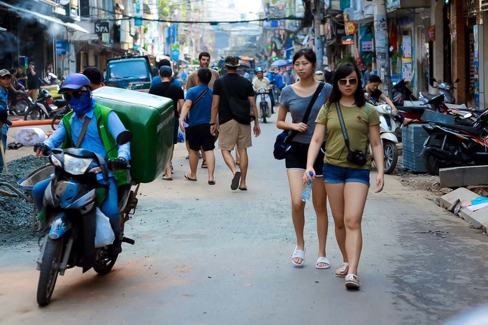 Hối hả thay áo mới cho phố đi bộ Bùi Viện - Ảnh 8.